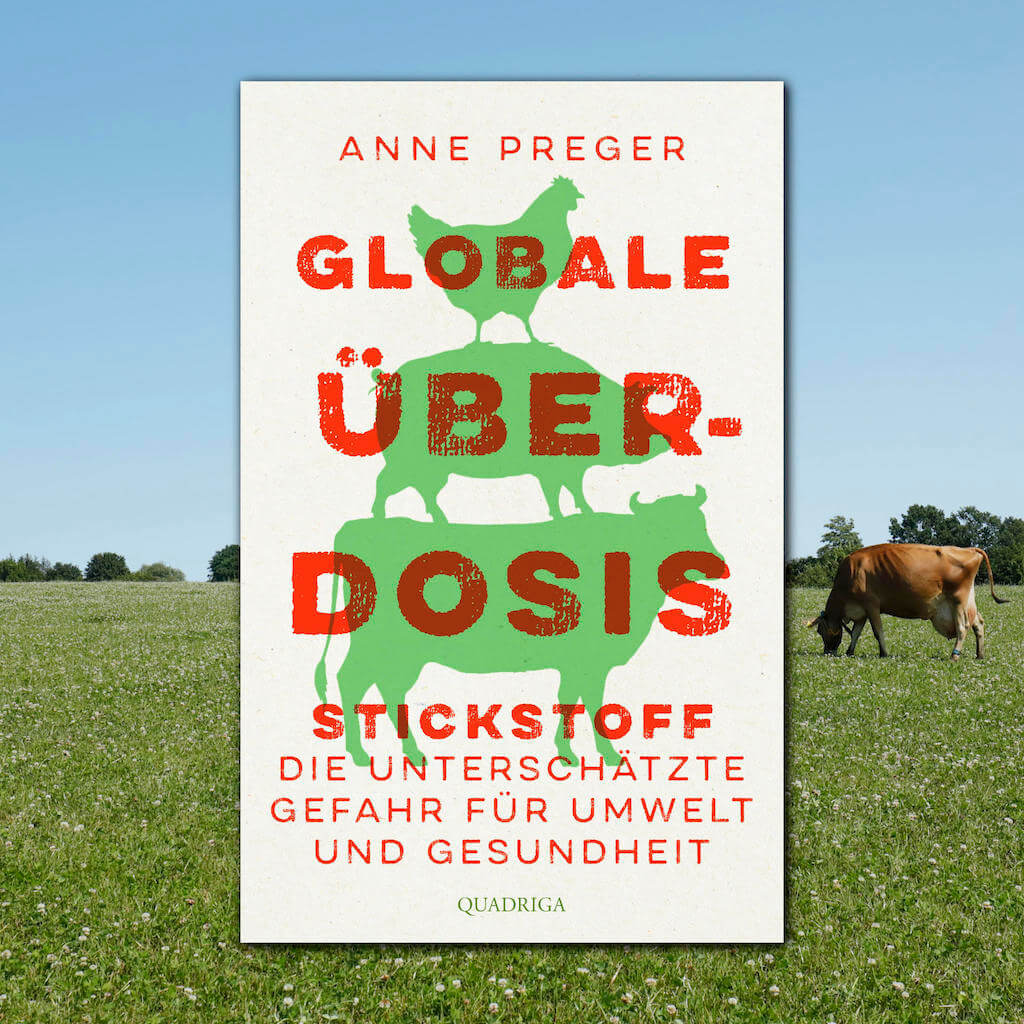 m Vordergrund: Buchcover „Anne Preger, Globale Überdosis, Stickstoff – die unterschätzte Gefahr für Umwelt und Gesundheit“, Quadriga Verlag. Im Hintergrund: Kleewiese mit Kuh. Foto: Anne Preger